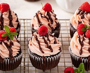 Section H: CHILDRENS CLASSES -H11 (age 6 and under) Decorate 6 fairy cakes